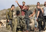 الخلیل میں فلسطینی نوجوان کے سامنے اسرائیلی آبادکار سرینڈر