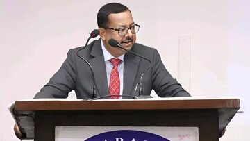 القاضي أوجال بهويان ينتقد القيود المفروضة على المظاهرات المؤيدة لفلسطين ويشكك في اعتقال المسلمين في الهند