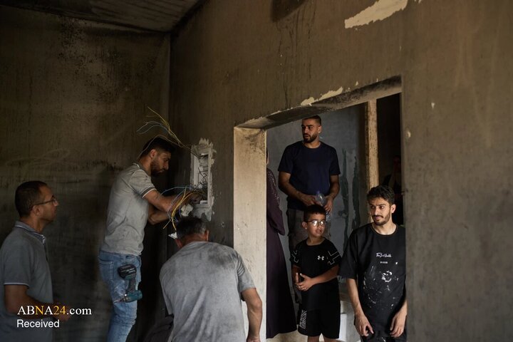 شهروندان فلسطینی در حال تعمیر خانه‌ای هستند که در پی حمله روز گذشته شهرک‌نشینان صهیونیست به روستای «صره» در نزدیکی شهر نابلس در کرانه باختری اشغالی آسیب دیده است.