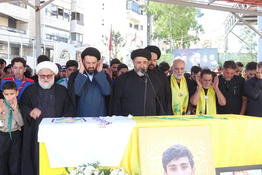 پیکر شهید حسن احمد دایخ در ضاحیه جنوبی بیروت تشییع شد