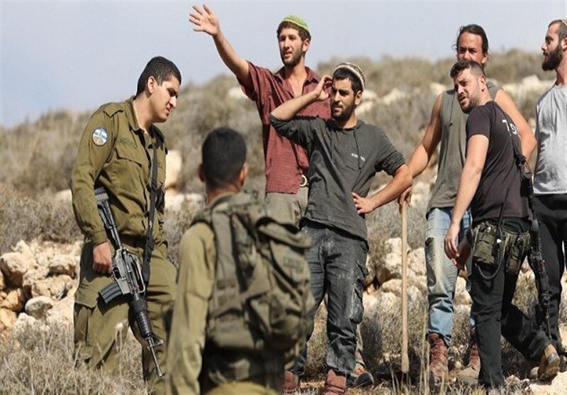الخلیل میں فلسطینی نوجوان کے سامنے اسرائیلی آبادکار سرینڈر