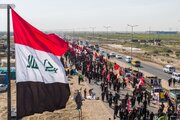 تقرير مصور/ زوار الإمام الحسين (ع) يواصلون طريقهم في نهار حار نحو كربلاء المقدسة
