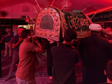 گزارش تصویری | آیین سوگواری و تشییع نمادین پیکر مطهر کریم اهل‌بیت(ع) در میلواکی