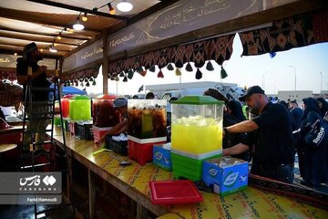 تقرير مصور/ مواكب حسينية تخدم زوار الإمام الحسين (ع) في الحدود العراقية