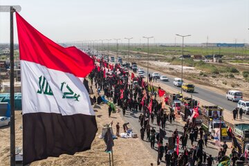 تقرير مصور/ زوار الإمام الحسين (ع) يواصلون طريقهم في نهار حار نحو كربلاء المقدسة