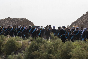 İmam Hüseynin (ə) müqəddəs ziyarətgahına gedən yolda Hüseyni eşq karvanları \ Foto