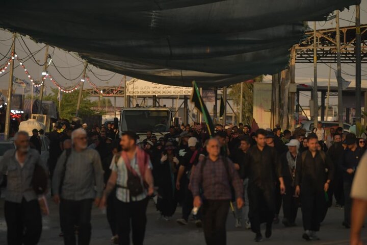 تقرير مصور/ منفذ زرباطية يشهد حركة دخول واسعة للزائرين الإيرانيين للمشاركة بأربعينية الامام الحسين(ع)