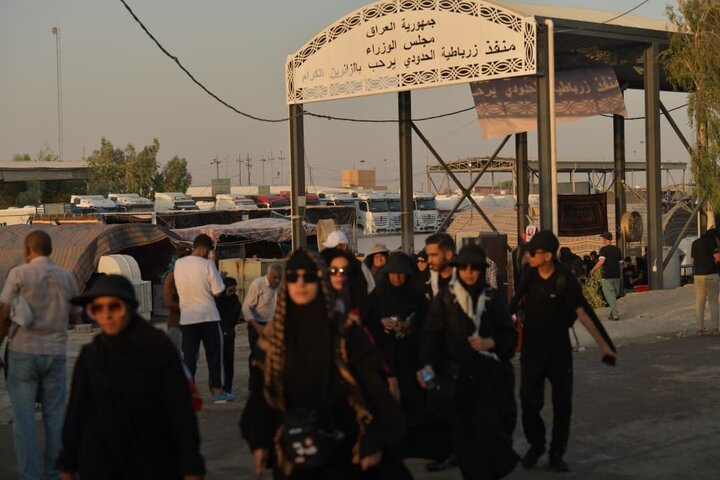 تقرير مصور/ منفذ زرباطية يشهد حركة دخول واسعة للزائرين الإيرانيين للمشاركة بأربعينية الامام الحسين(ع)