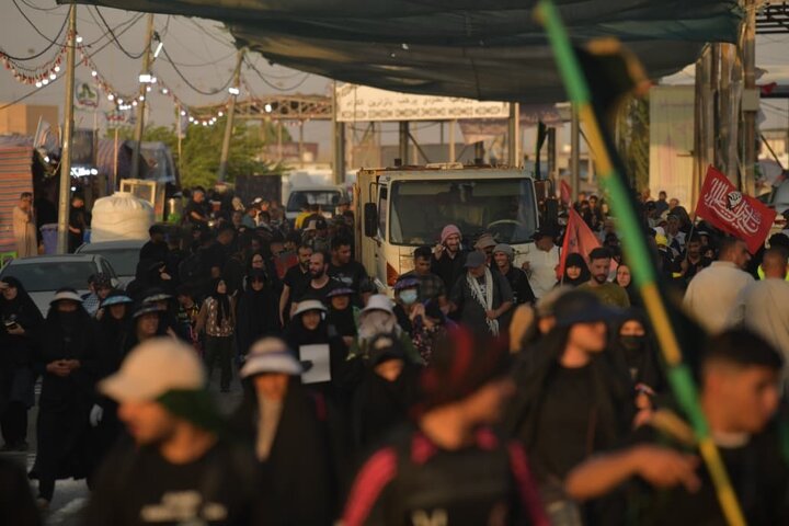 تقرير مصور/ منفذ زرباطية يشهد حركة دخول واسعة للزائرين الإيرانيين للمشاركة بأربعينية الامام الحسين(ع)