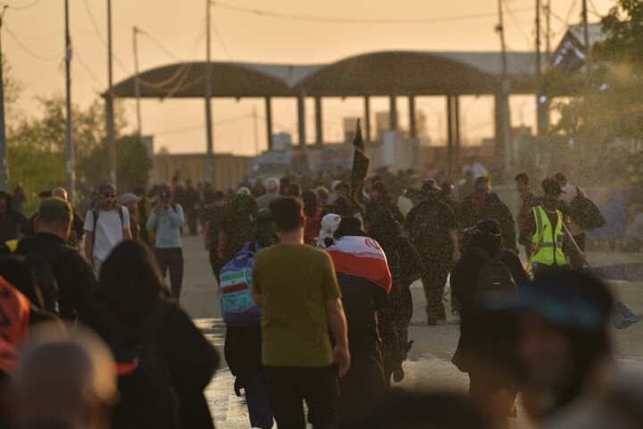تقرير مصور/ منفذ زرباطية يشهد حركة دخول واسعة للزائرين الإيرانيين للمشاركة بأربعينية الامام الحسين(ع)