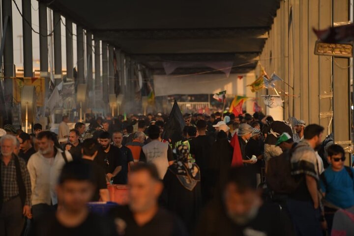 تقرير مصور/ منفذ زرباطية يشهد حركة دخول واسعة للزائرين الإيرانيين للمشاركة بأربعينية الامام الحسين(ع)