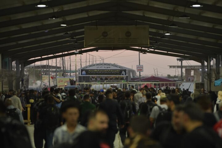 تقرير مصور/ منفذ زرباطية يشهد حركة دخول واسعة للزائرين الإيرانيين للمشاركة بأربعينية الامام الحسين(ع)