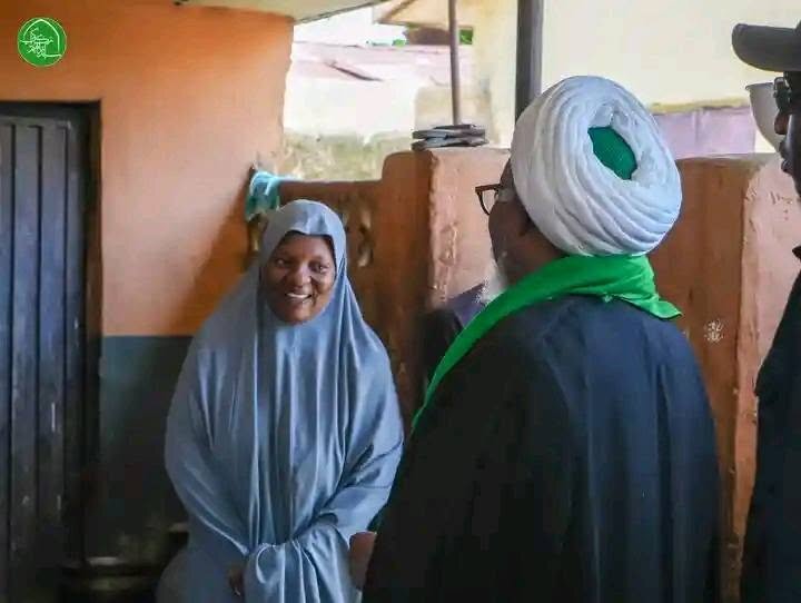 تقرير مصور/ الشيخ الزاكزاكي يقوم بزيارة تفقدية لمنازل الناس في مدينة زازو النيجيرية