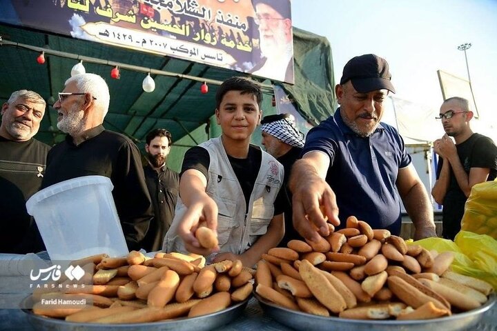 تقرير مصور/ مواكب حسينية تخدم زوار الإمام الحسين (ع) في الحدود العراقية