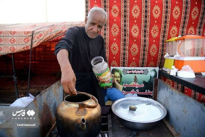 تقرير مصور/ مواكب حسينية تخدم زوار الإمام الحسين (ع) في الحدود العراقية