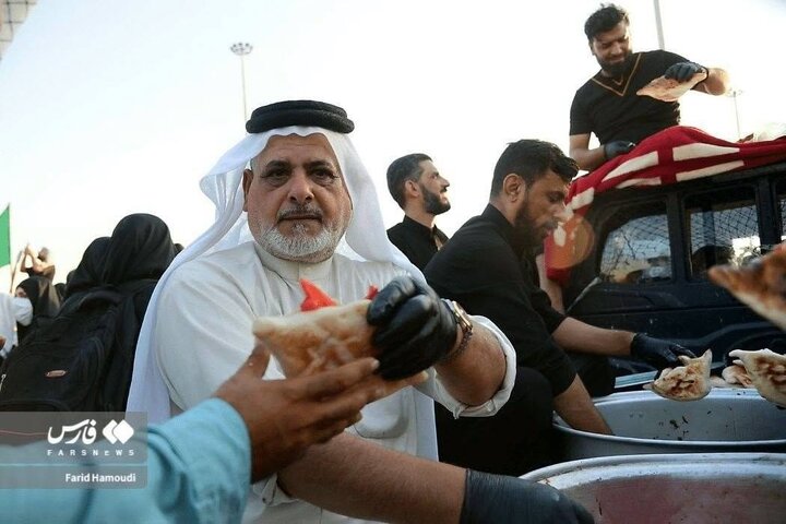 تقرير مصور/ مواكب حسينية تخدم زوار الإمام الحسين (ع) في الحدود العراقية