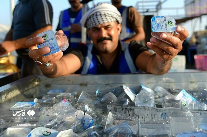 تقرير مصور/ مواكب حسينية تخدم زوار الإمام الحسين (ع) في الحدود العراقية