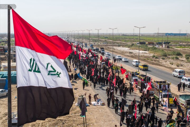 تقرير مصور/ زوار الإمام الحسين (ع) يواصلون طريقهم في نهار حار نحو كربلاء المقدسة