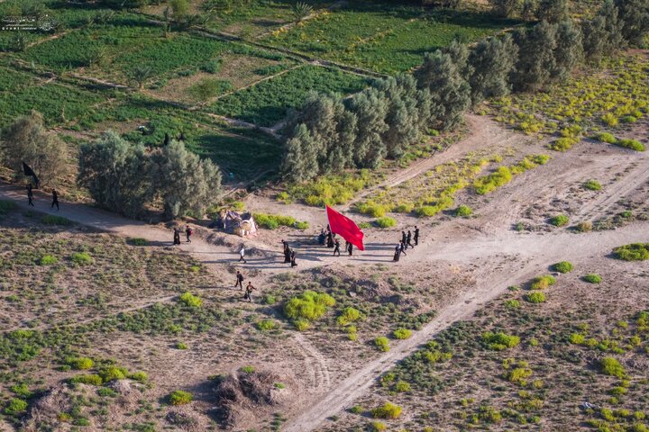 تقرير مصور/ زوار الإمام الحسين (ع) يواصلون طريقهم في نهار حار نحو كربلاء المقدسة