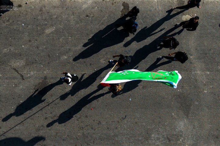تقرير مصور/ زوار الإمام الحسين (ع) يواصلون طريقهم في نهار حار نحو كربلاء المقدسة