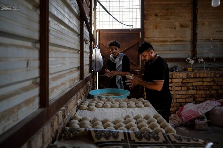 Rapora wêneyan: Pêşwaziya Iraqiyan ji zîyarêtvanên Erbainê re li ser rêya meşê ber bi Kerbelayê"