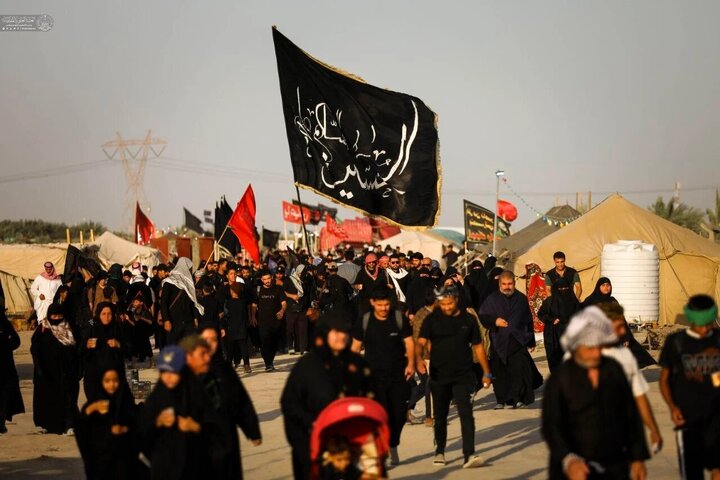 Rapora wêneyan: Pêşwaziya Iraqiyan ji zîyarêtvanên Erbainê re li ser rêya meşê ber bi Kerbelayê"