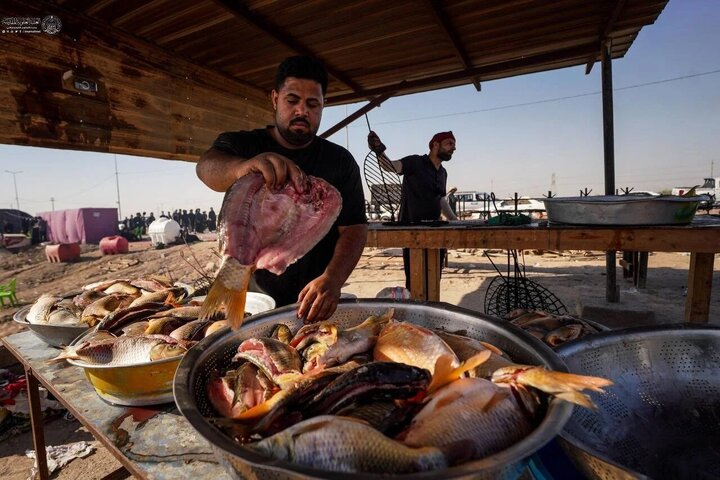 Rapora wêneyan: Pêşwaziya Iraqiyan ji zîyarêtvanên Erbainê re li ser rêya meşê ber bi Kerbelayê"