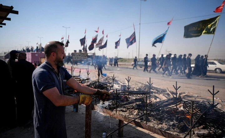 Rapora wêneyan: Pêşwaziya Iraqiyan ji zîyarêtvanên Erbainê re li ser rêya meşê ber bi Kerbelayê"
