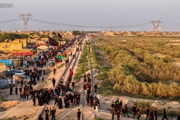 Rapora wêneyan: Pêşwaziya Iraqiyan ji zîyarêtvanên Erbainê re li ser rêya meşê ber bi Kerbelayê"