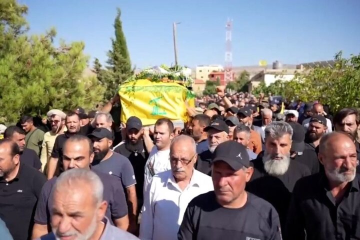 پیکر شهید «حسن غزوان الأشعل» با حضور گسترده مردم در شهر الخضر لبنان تشییع شد