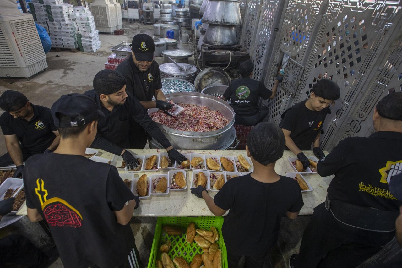 Hospitality department of Al-Abbas Shrine provides meals for thousands of Arbaeen visitors