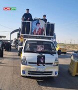 تقرير مصور/ زوار الأربعين يحملون صور الشهيد قائد الثورة الامام الخامنئي في جنوب العراق