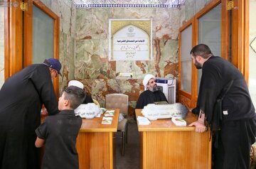 تقرير مصور/ محطات الاستفتاء الشرعي والإرشاد الفقهي لخدمة زائري الأربعين في حرم امير المؤمنين(ع)