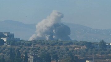 Tinamaan ng artilerya ng Zionist regime ang mga kaburulan ng Ali al-Taher sa Nabatieh na matatagpuan sa timog Lebanon
