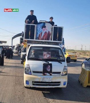 تقرير مصور/ زوار الأربعين يحملون صور الشهيد قائد الثورة الامام الخامنئي في جنوب العراق