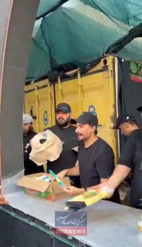 Video| Pagtanggap sa mga Pilgrim ni Imam Hussein; Ang Presensya ni Raghb sa Arba'in Caravan — Iraq Border