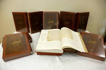 گزارش تصویری/ رونمایی از قرآن زعفرانی؛ کهن‌ترین نسخه کامل مورخ فارسی