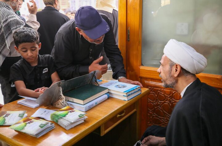 تقرير مصور/ محطات الاستفتاء الشرعي والإرشاد الفقهي لخدمة زائري الأربعين في حرم امير المؤمنين(ع)