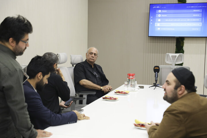 حضور بهمن‌ دان بازیگر سینما و تلویزیون در خبرگزاری ابنا
