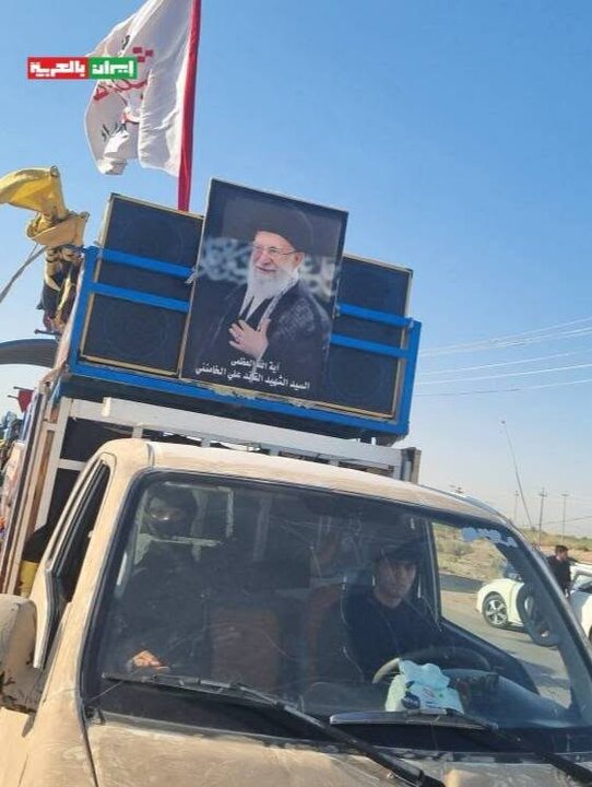 تقرير مصور/ زوار الأربعين يحملون صور الشهيد قائد الثورة الامام الخامنئي في جنوب العراق