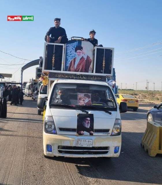 تقرير مصور/ زوار الأربعين يحملون صور الشهيد قائد الثورة الامام الخامنئي في جنوب العراق