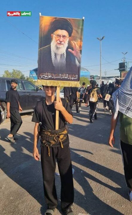 تقرير مصور/ زوار الأربعين يحملون صور الشهيد قائد الثورة الامام الخامنئي في جنوب العراق