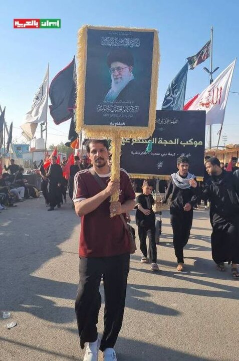 تقرير مصور/ زوار الأربعين يحملون صور الشهيد قائد الثورة الامام الخامنئي في جنوب العراق