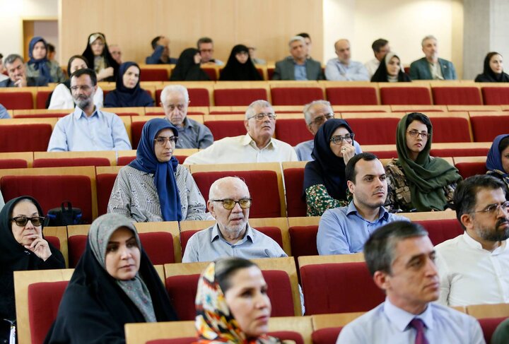 گزارش تصویری/ رونمایی از قرآن زعفرانی؛ کهن‌ترین نسخه کامل مورخ فارسی