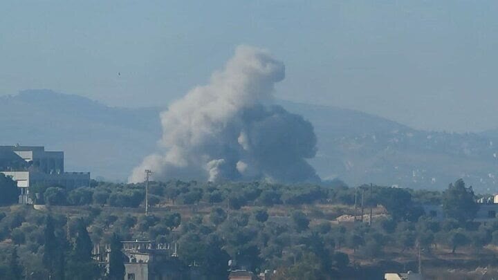 Tinamaan ng artilerya ng Zionist regime ang mga kaburulan ng Ali al-Taher sa Nabatieh na matatagpuan sa timog Lebanon