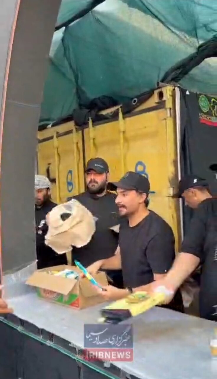 Video| Pagtanggap sa mga Pilgrim ni Imam Hussein; Ang Presensya ni Raghb sa Arba'in Caravan — Iraq Border