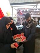 تقرير مصور/ زائر افريقي جاء للمشاركة بالأربعين يخدم زوار الإمام الحسين (ع)