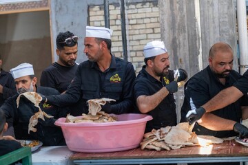 خدمت‌رسانی شبانه‌روزی به زائران اربعین در آستان حضرت شریفه(س) عراق