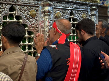 تصاویر | تشرف خانواده شهدای آذربایجان شرقی به زیارت حرم بانوی کرامت