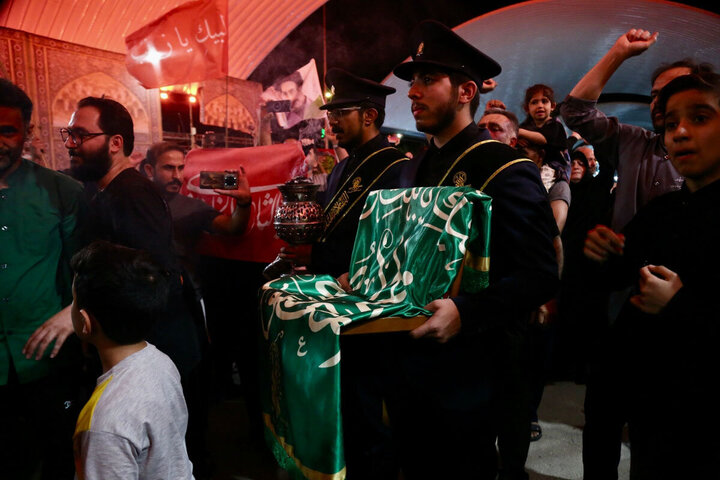 Photos: Clenched Fists of Arbaeen Pilgrims Against Global Arrogance